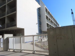 2025年度から市内最多の児童数となり、校舎増築工事も行われている箕輪小学校