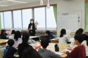 2月26日に家庭科室で『横浜日吉新聞』掲載記事についてのポイントを伝える授業を行いました（高垣先生撮影）